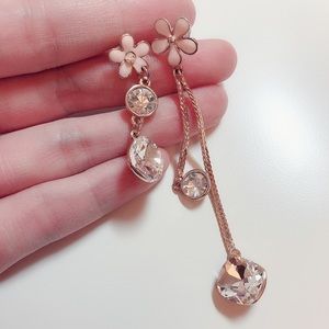 Asymmetrical daisy earrings with crystal d…